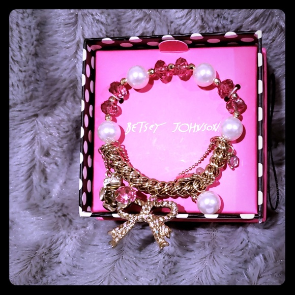 👑NWOT Betsey Johnson CharmBraclet - Picture 1 of 3